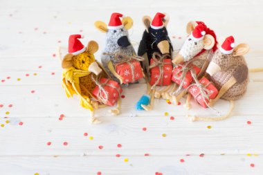 Ev yapımı oyuncak fare Noel şapka. Belgili tanımlık paws tutarak fare 