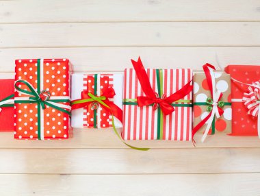 Christmas kırmızı ambalaj içinde sunar. Saten renkli kurdeleler. Geri