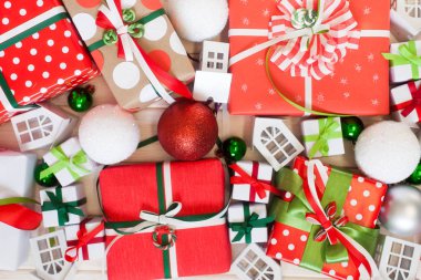 Renkli şeritler kırmızı hediye kutuları. Beyaz arka plan. Hediyeler fo