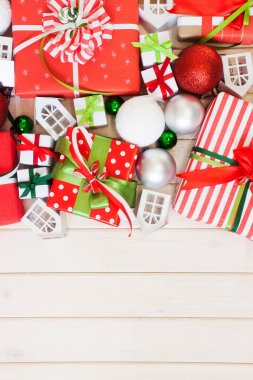 Renkli şeritler kırmızı hediye kutuları. Beyaz arka plan. Hediyeler fo