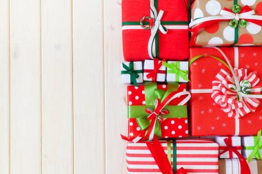 Renkli şeritler kırmızı hediye kutuları. Beyaz arka plan. Hediyeler fo