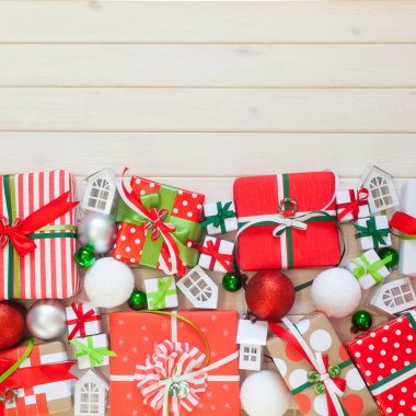 Christmas kırmızı ambalaj içinde sunar. Saten renkli kurdeleler.