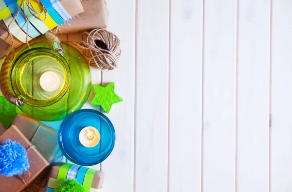 Noel hediyeleri, mumlar, Mumluk. Mavi ve yeşil renkler.