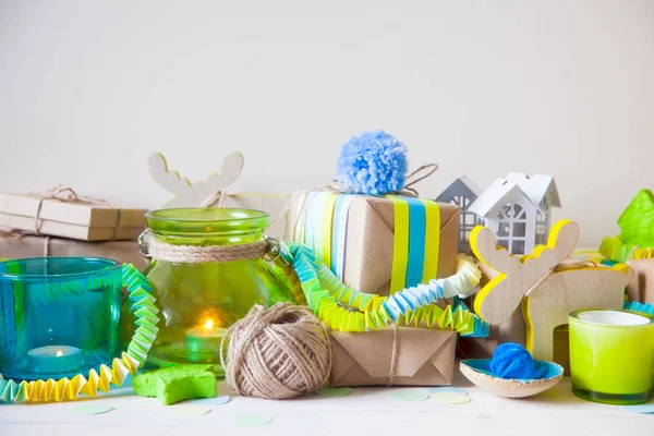 Yılbaşı dekor. Ahşap beyaz arka plan.