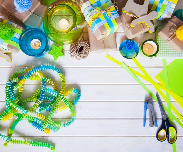 Noel hediyeleri, mumlar, Mumluk. Mavi ve yeşil renkler.