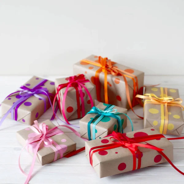 Renkli hediye kutuları, kurdele ile bağlanmış. Çok renkli hediyeler.
