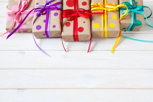 Χρωματισμένα κιβώτια δώρων, δεμένα με κορδέλες. Πολύχρωμα δώρα. — Φωτογραφία Αρχείου