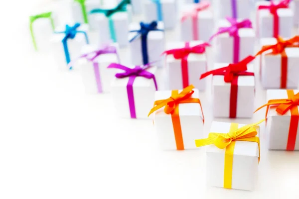Cajas de regalo coloridas sobre fondo blanco . — Foto de Stock