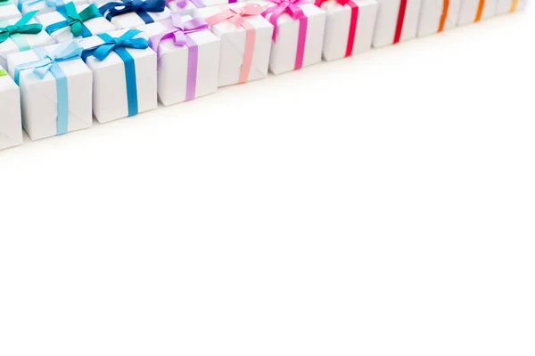 Барвисті подарункові коробки на білому тлі. Святковий декор — стокове фото