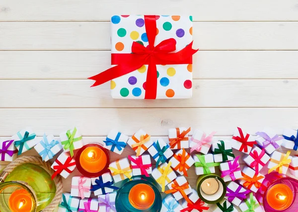 Beyaz arka plan üzerinde renkli hediye kutuları