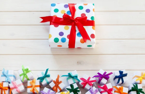 Beyaz arka plan üzerinde renkli hediye kutuları