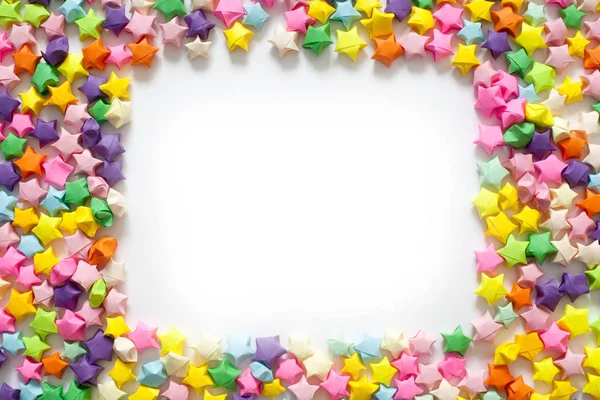 Renkli katlanmış kağıt yıldız veya çerçeve olarak kullanmak için origami şans yıldızı