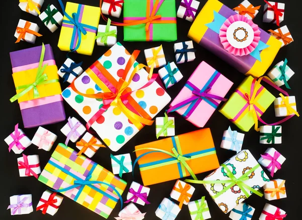 Birçok farklı güzel renkli hediye renkli r ile vardır