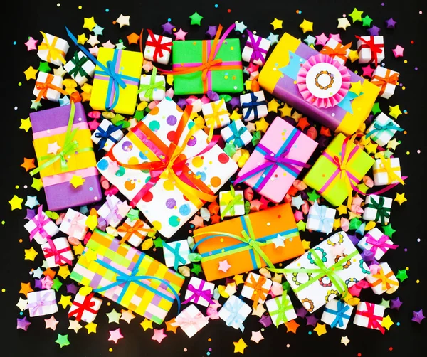 Colored gift boxes with colorful ribbons. — Stock Photo, Image