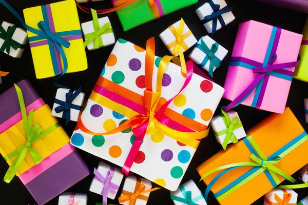 Er zijn veel verschillende prachtige gekleurde geschenken met kleurrijke r — Stockfoto