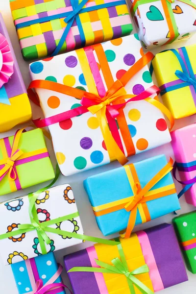 Cajas de regalo de colores con cintas de colores. Fondo blanco. Regalo — Foto de Stock