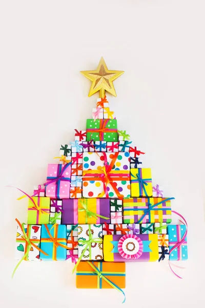 Kerstboom gemaakt van geschenkdozen. Alternatieve kerst tre — Stockfoto