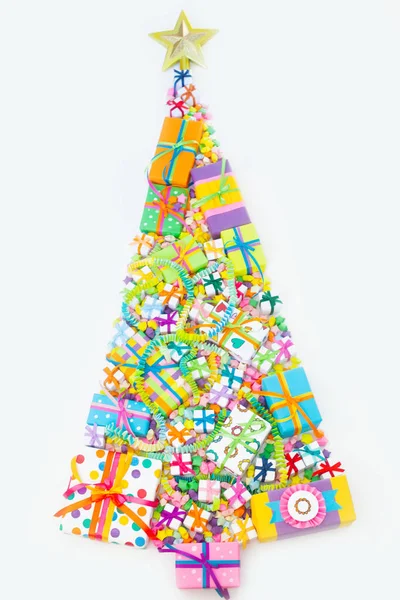 ギフトボックスから作られたクリスマスツリー。代替クリスマスツリー — ストック写真