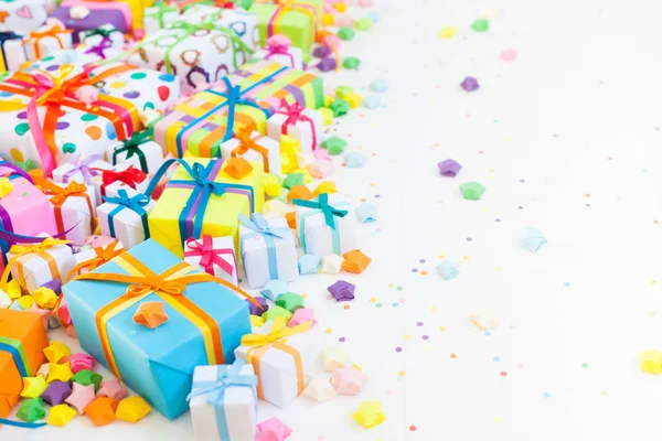 Renkli hediye kutuları renkli şeritler. Beyaz arka plan. Hediyelik