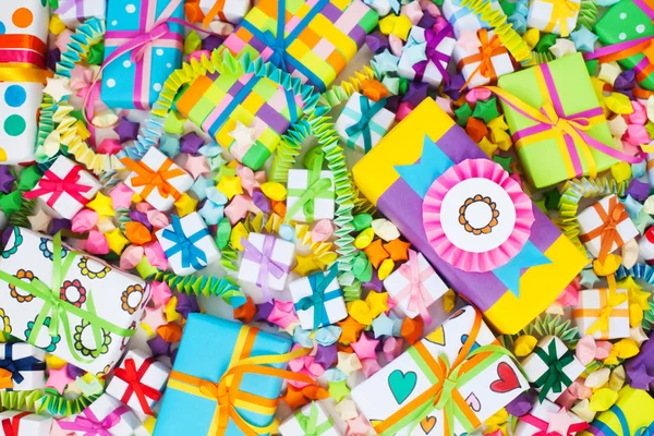 Renkli hediye kutuları renkli şeritler. Beyaz arka plan. Hediyelik