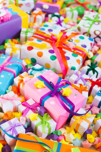 Gekleurde geschenkdozen met kleurrijke linten. Witte achtergrond. Cadeau — Stockfoto