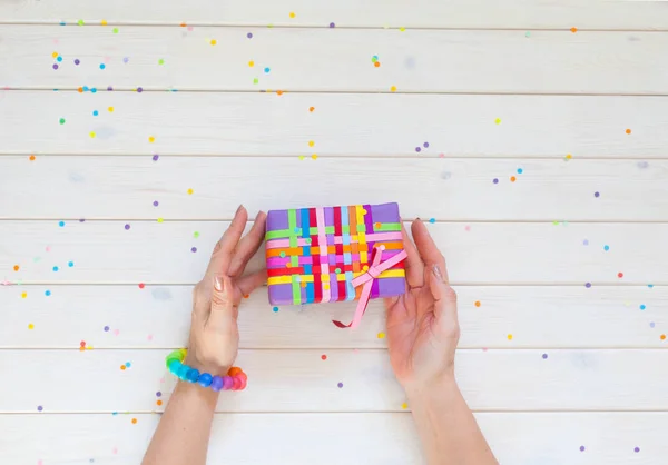 Caixas de presente coloridas com fitas coloridas. Cor do coração . — Fotografia de Stock