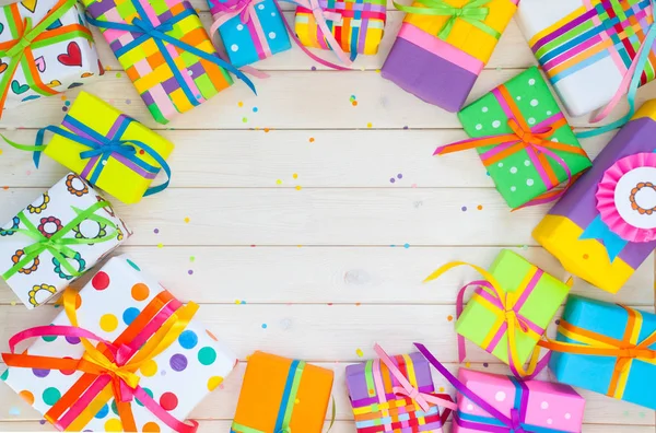 Renkli hediye kutuları renkli şeritler. Kalp renk. Beyaz bac — Stok fotoğraf