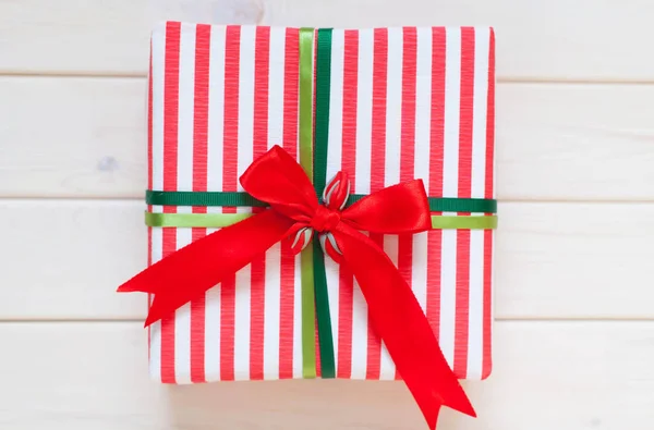 Caja de regalo roja con cintas de colores. Fondo blanco. Regalos para — Foto de Stock