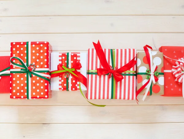 Presentes de Natal em embalagens vermelhas. Fitas coloridas de cetim. Para trás. — Fotografia de Stock