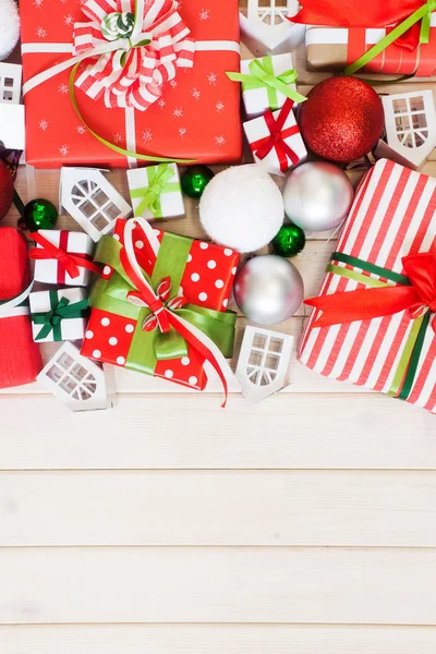 Renkli şeritler kırmızı hediye kutuları. Beyaz arka plan. Hediyeler fo