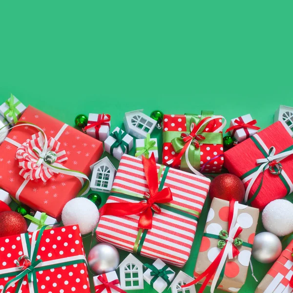 Χριστουγεννιάτικα δώρα στην κόκκινη συσκευασία. Χρωματιστές κορδέλες σατέν. Gree — Φωτογραφία Αρχείου