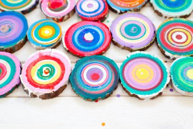 Ahşap güdük. Yuvarlak kesilmiş yıllık halkalar ile ağaç ahşap te olarak aşağı