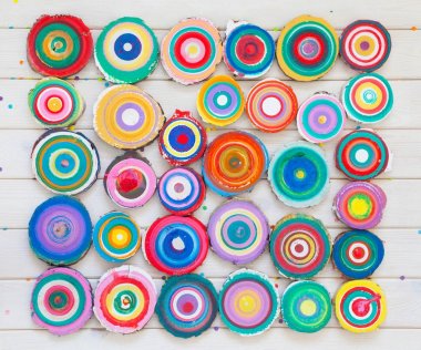 Ahşap güdük. Yuvarlak kesilmiş yıllık halkalar ile ağaç ahşap te olarak aşağı