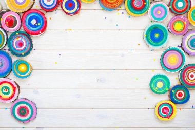 Ahşap güdük. Yuvarlak kesilmiş yıllık halkalar ile ağaç ahşap te olarak aşağı