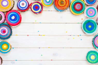 Ahşap güdük. Yuvarlak kesilmiş yıllık halkalar ile ağaç ahşap te olarak aşağı