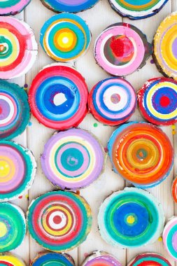 Ahşap güdük. Yuvarlak kesilmiş yıllık halkalar ile ağaç ahşap te olarak aşağı