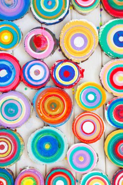 Ahşap güdük. Yuvarlak kesilmiş yıllık halkalar ile ağaç ahşap te olarak aşağı