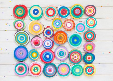 Ahşap güdük. Yuvarlak kesilmiş yıllık halkalar ile ağaç ahşap te olarak aşağı