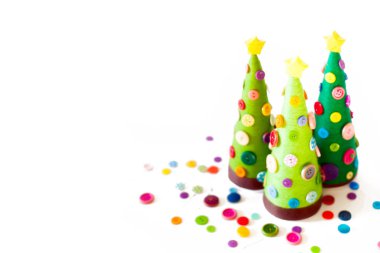 El yapımı bir alternatif Noel ağacı. Beyaz arka plan