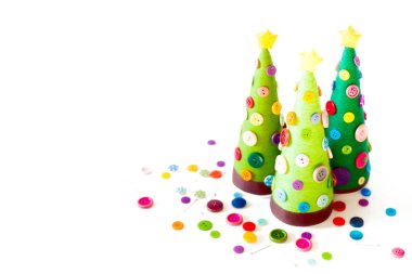 El yapımı bir alternatif Noel ağacı. Beyaz arka plan