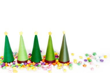 El yapımı bir alternatif Noel ağacı. Beyaz arka plan