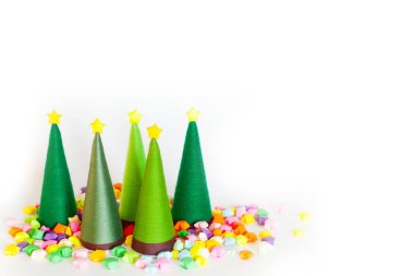 El yapımı bir alternatif Noel ağacı. Beyaz arka plan