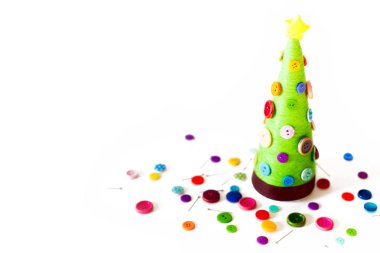 El yapımı bir alternatif Noel ağacı. Beyaz arka plan