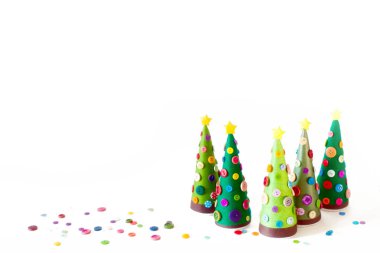 El yapımı bir alternatif Noel ağacı. Beyaz arka plan