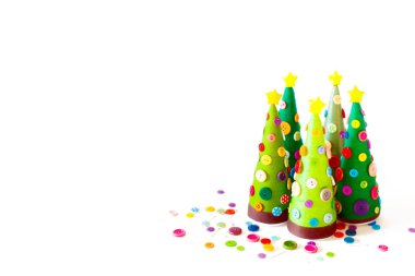 El yapımı bir alternatif Noel ağacı. Beyaz arka plan