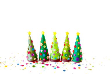 El yapımı bir alternatif Noel ağacı. Beyaz arka plan