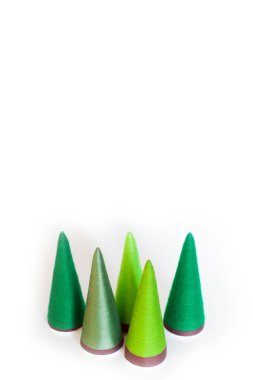 El yapımı bir alternatif Noel ağacı. Beyaz arka plan