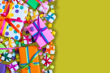 Renkli hediye kutuları renkli şeritler. Sarı arka plan. GIF