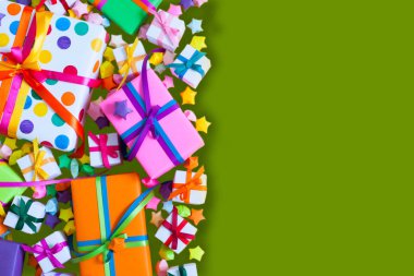 Renkli hediye kutuları renkli şeritler. Yeşil arka plan. Hediyelik