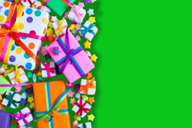Renkli hediye kutuları renkli şeritler. Yeşil arka plan. Hediyelik
